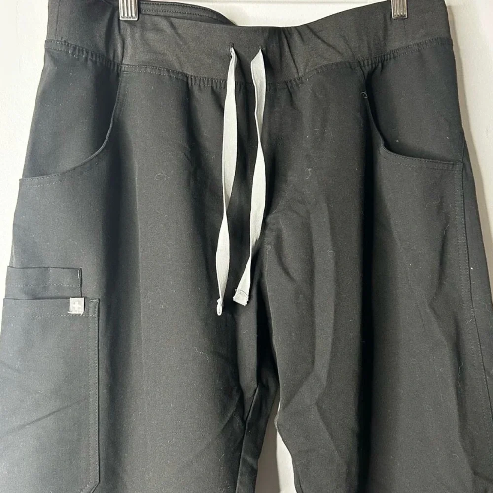 FIGS Kade Cargo Scrubs - Picture 4 of 9